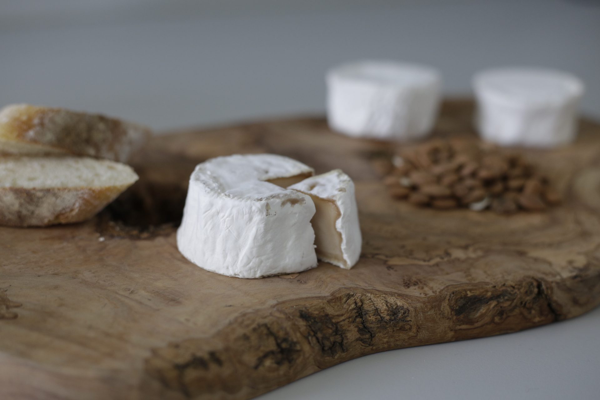 food Upcycling aus geretteten Lebensmittel: Der Camembert von SENNsenn aus Marillenkernen